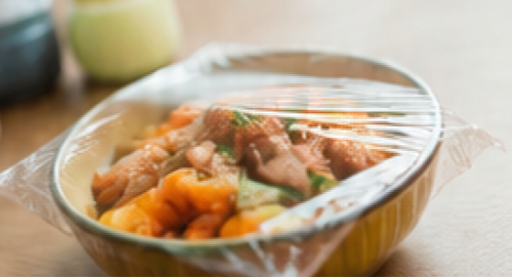 ラップをかけて保存された料理