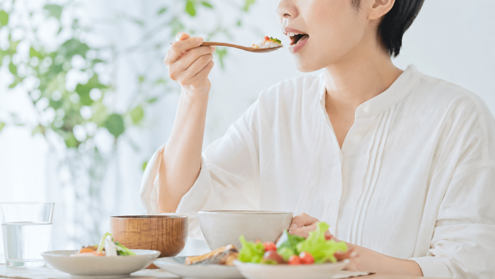 食事をする女性