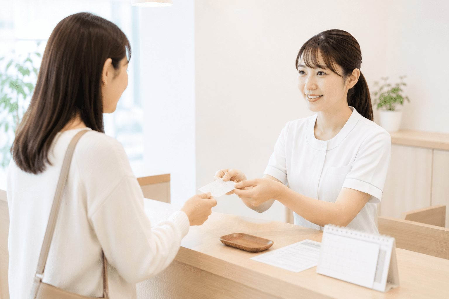 受付で次回の案内を受けるイメージ