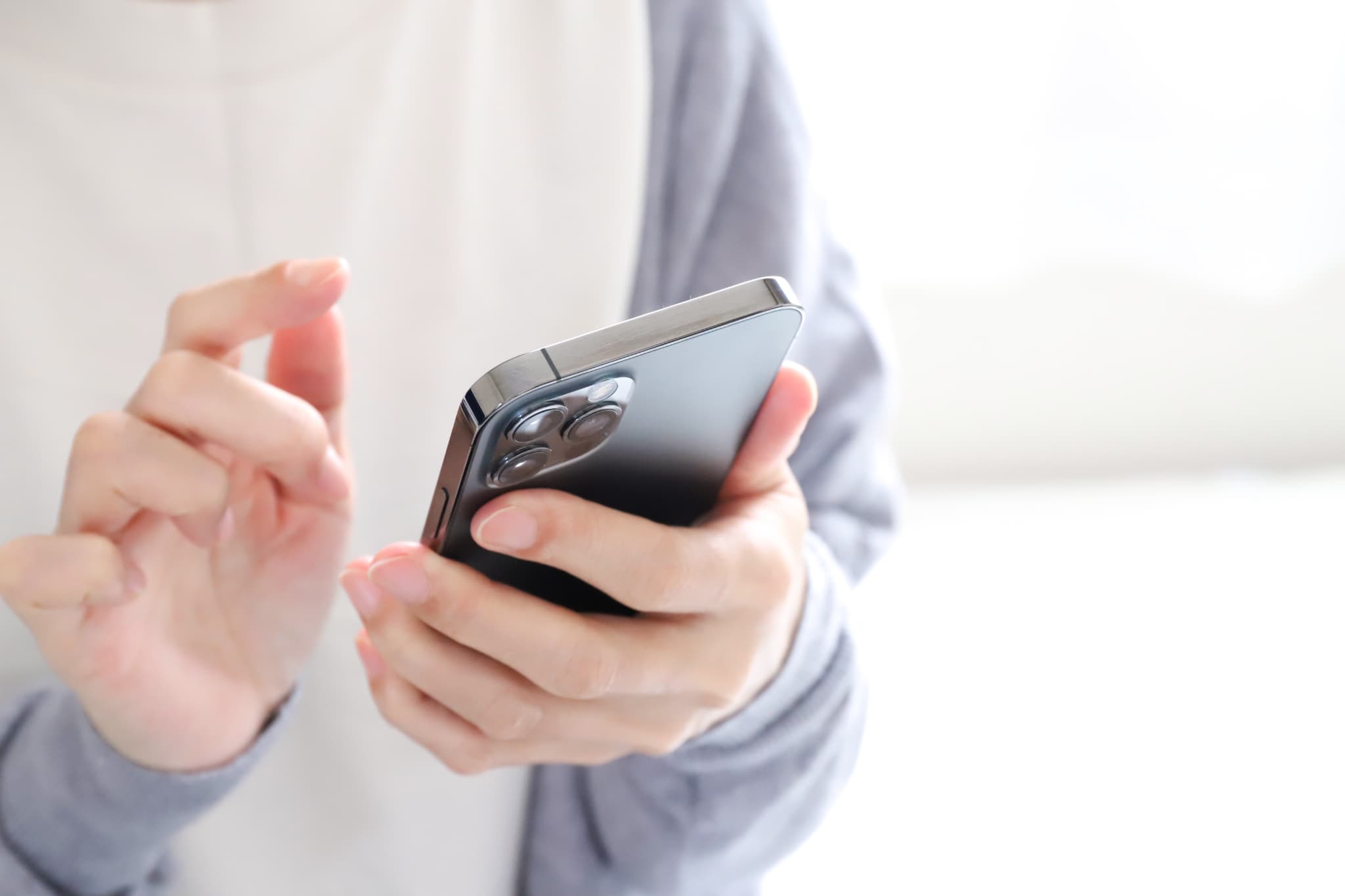スマートフォンで予約を確認するイメージ