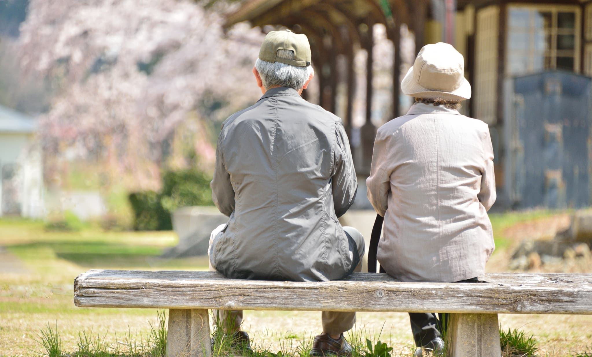 公園で過ごすシニア世代